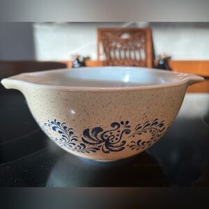 Pyrex #442 Cinderella Homestead mixing bowl 1 1/2 quart. Vintage 1960 era.